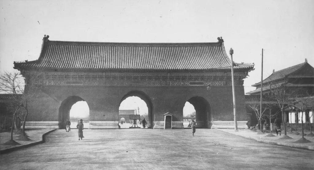 路过长安左门.一路上看到有轨电车,还有骑着自行车去打醋的蓝青峰.