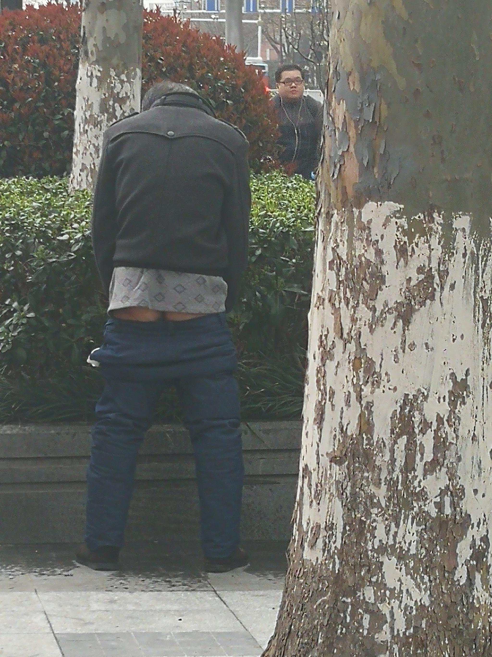 至于老人忍不住,可以理解下,可是你随地小便,至少要背点人吧?