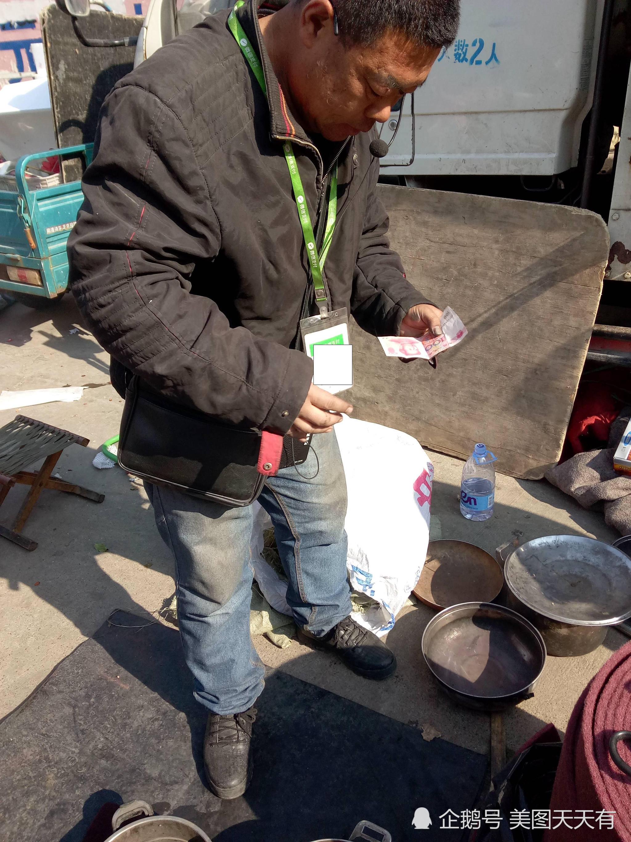 农村大叔大集上不起眼的小生意5元一尺4小时卖100尺净赚几百元