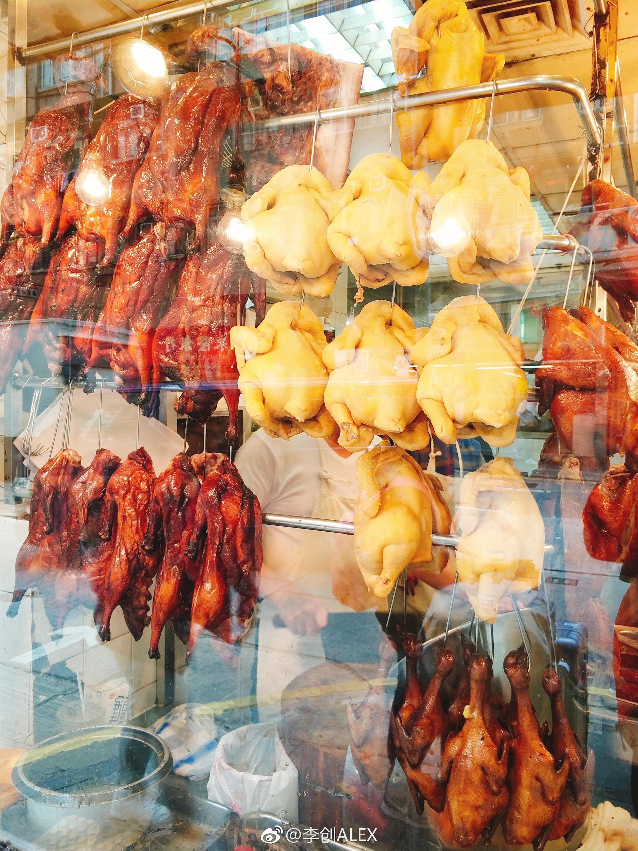 到香港肯定少不了品尝最正宗的烧腊碟头饭油鸡拼烧鸭