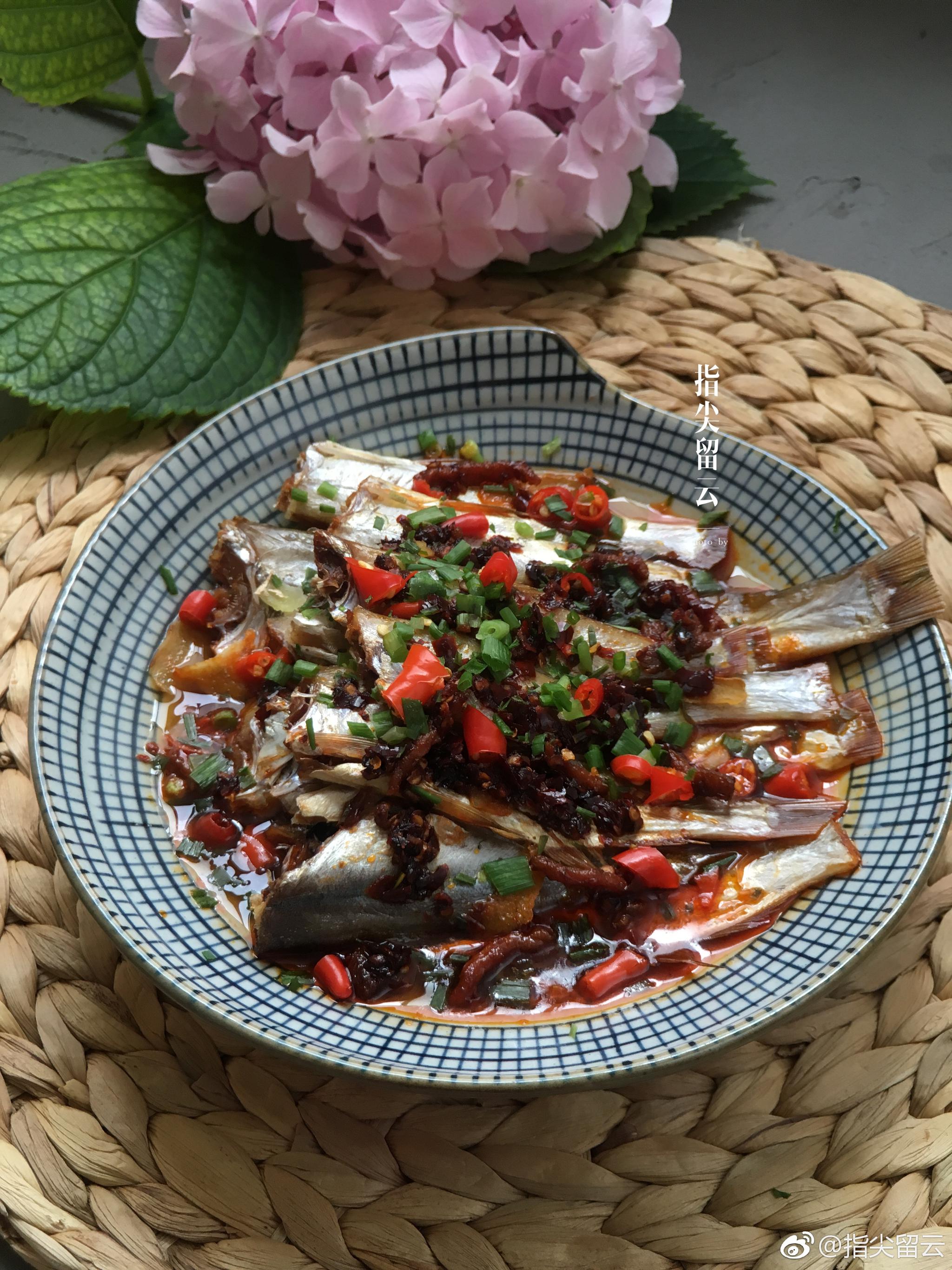 老干妈蒸小鱼干,虎皮青椒,刀切馒头,牛奶(没出镜)