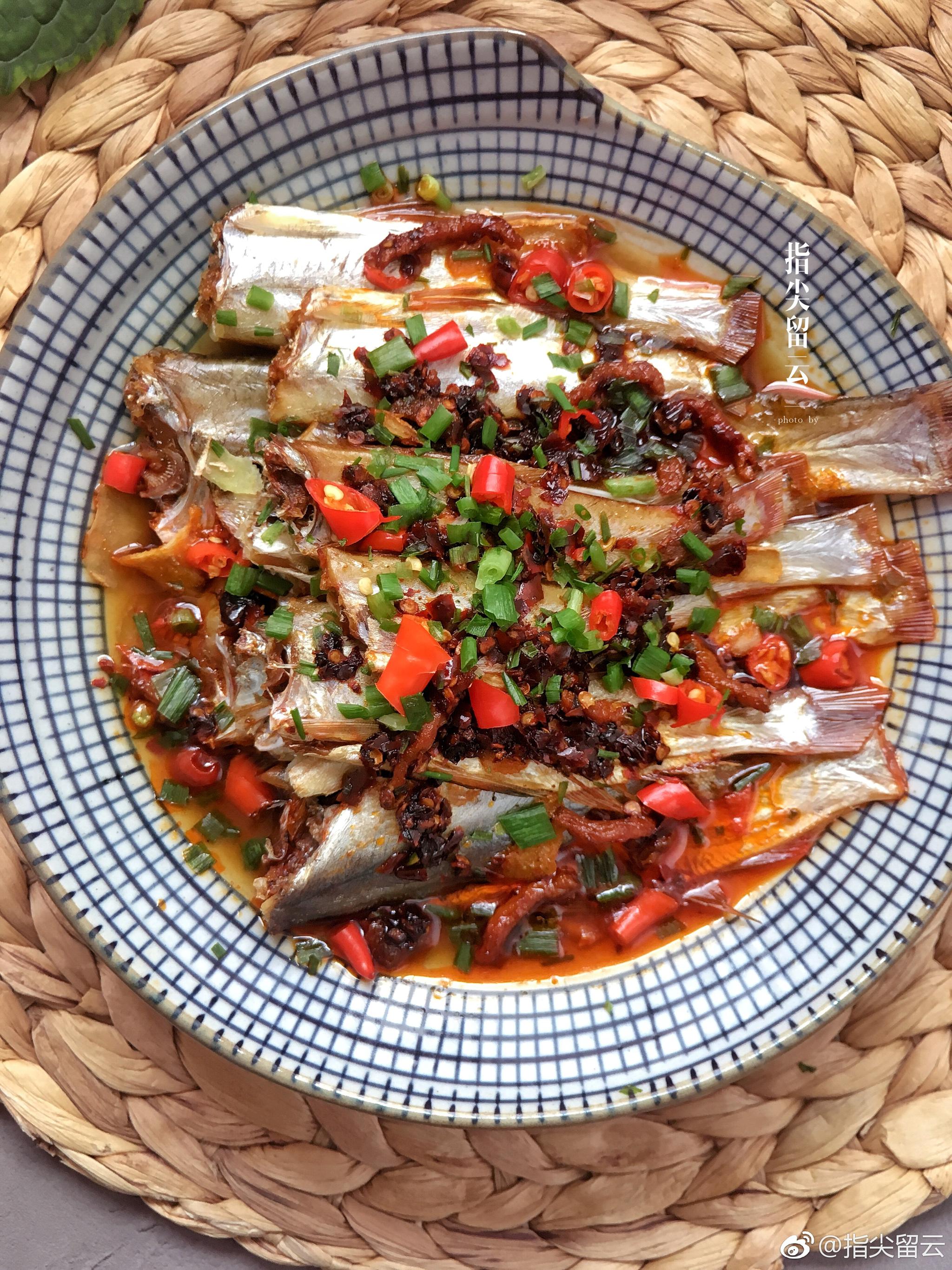 老干妈蒸小鱼干,虎皮青椒,刀切馒头,牛奶(没出镜)