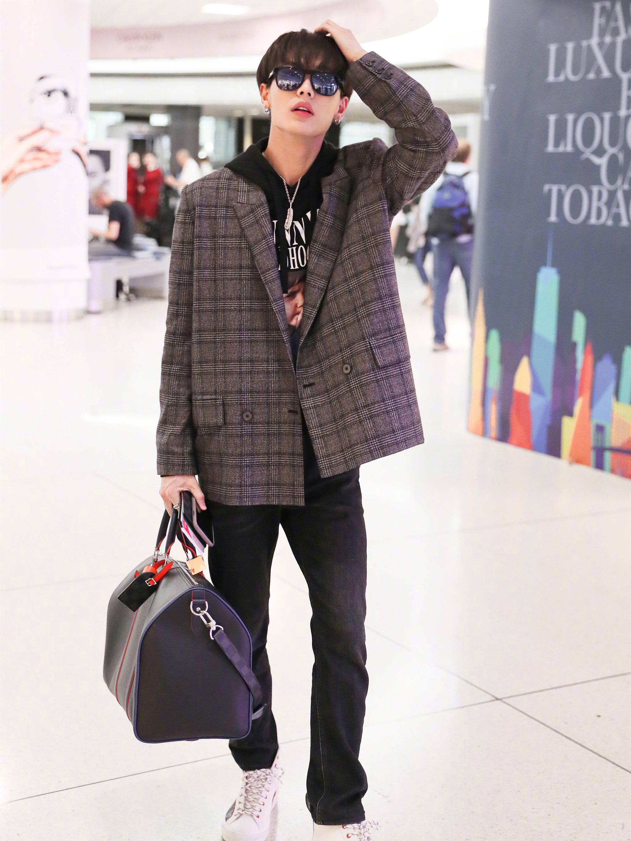 林彦俊看秀归来,西装配卫衣还是这么酷,不愧是"制霸"!