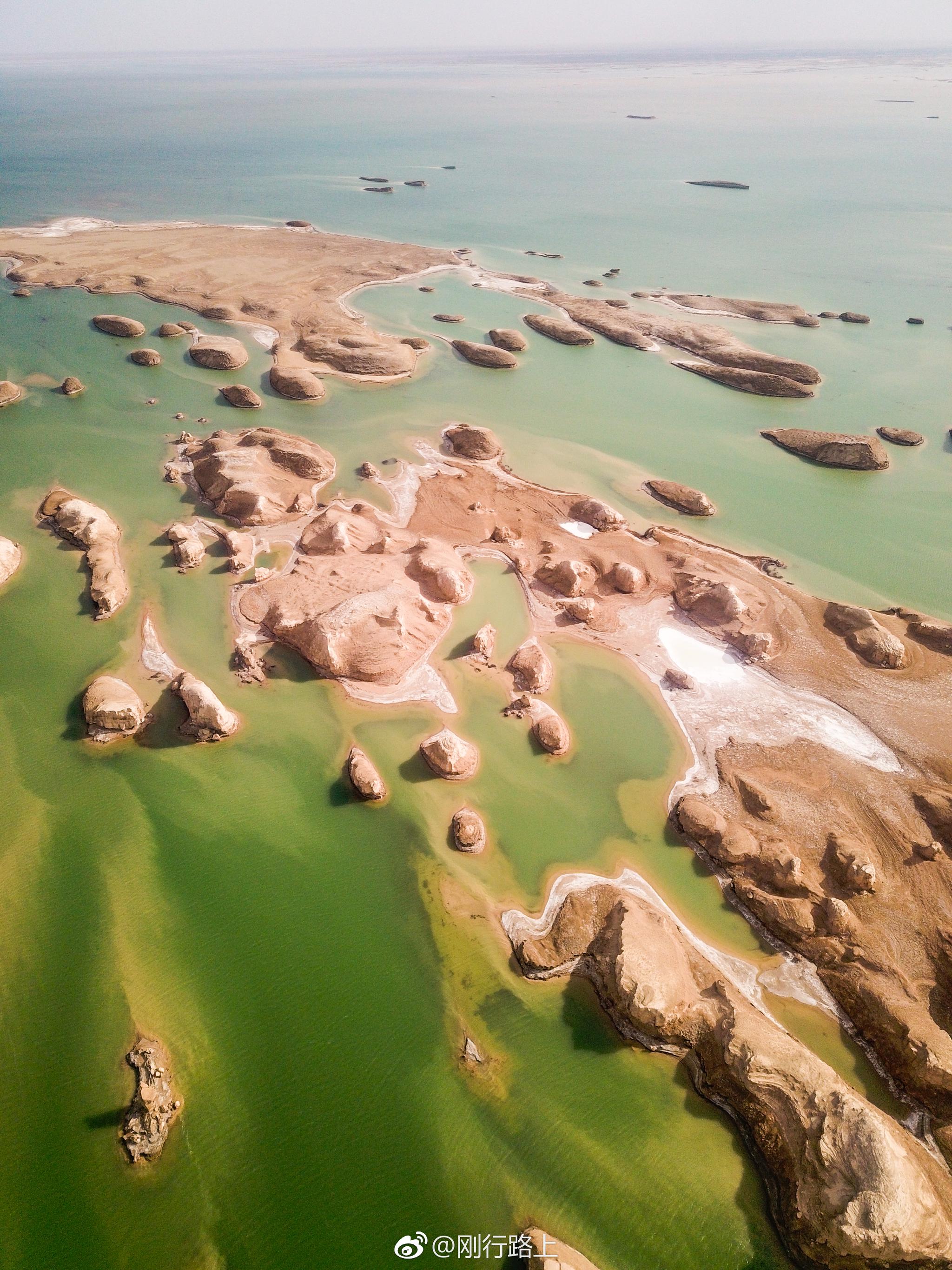 水上雅丹是镶嵌在这水与陆地之上.就是一件大自然的艺术品嘛
