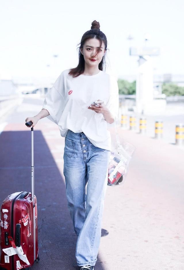 徐璐最近现身机场的造型着实的让人感到眼前一亮