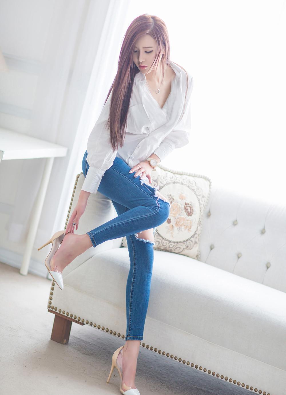 紧身的牛仔裤让傲娇身材显露无疑紧俏美感秀出美美曲线