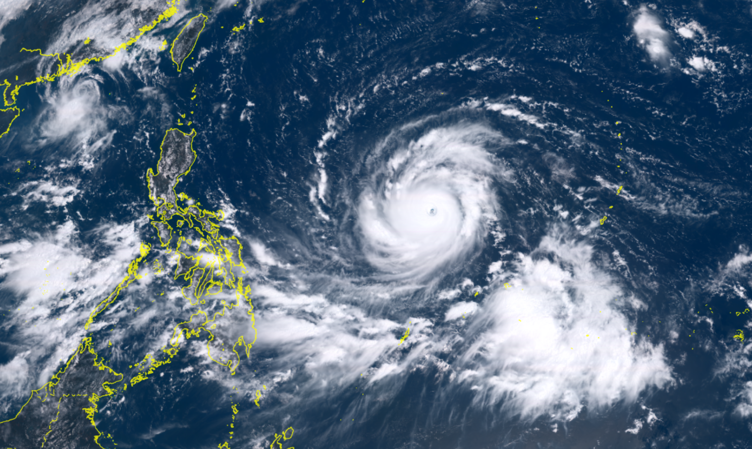 台风山竹巨大风眼出现,日本气象厅:已压过飞燕成2018年"风王"