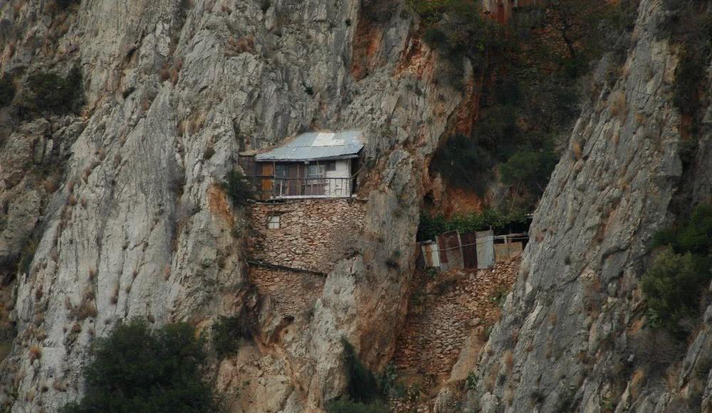 上千僧人在悬崖上生活 一辈子都没下过山