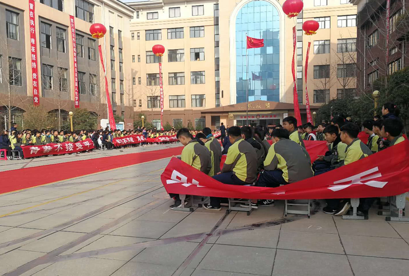 宝鸡高新第一中学2018中考誓师大会在明德楼前举行