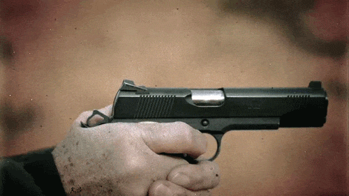 我们在枪战影视剧的时候,经常可以看到剧中人物拿着枪械疯狂的扫射