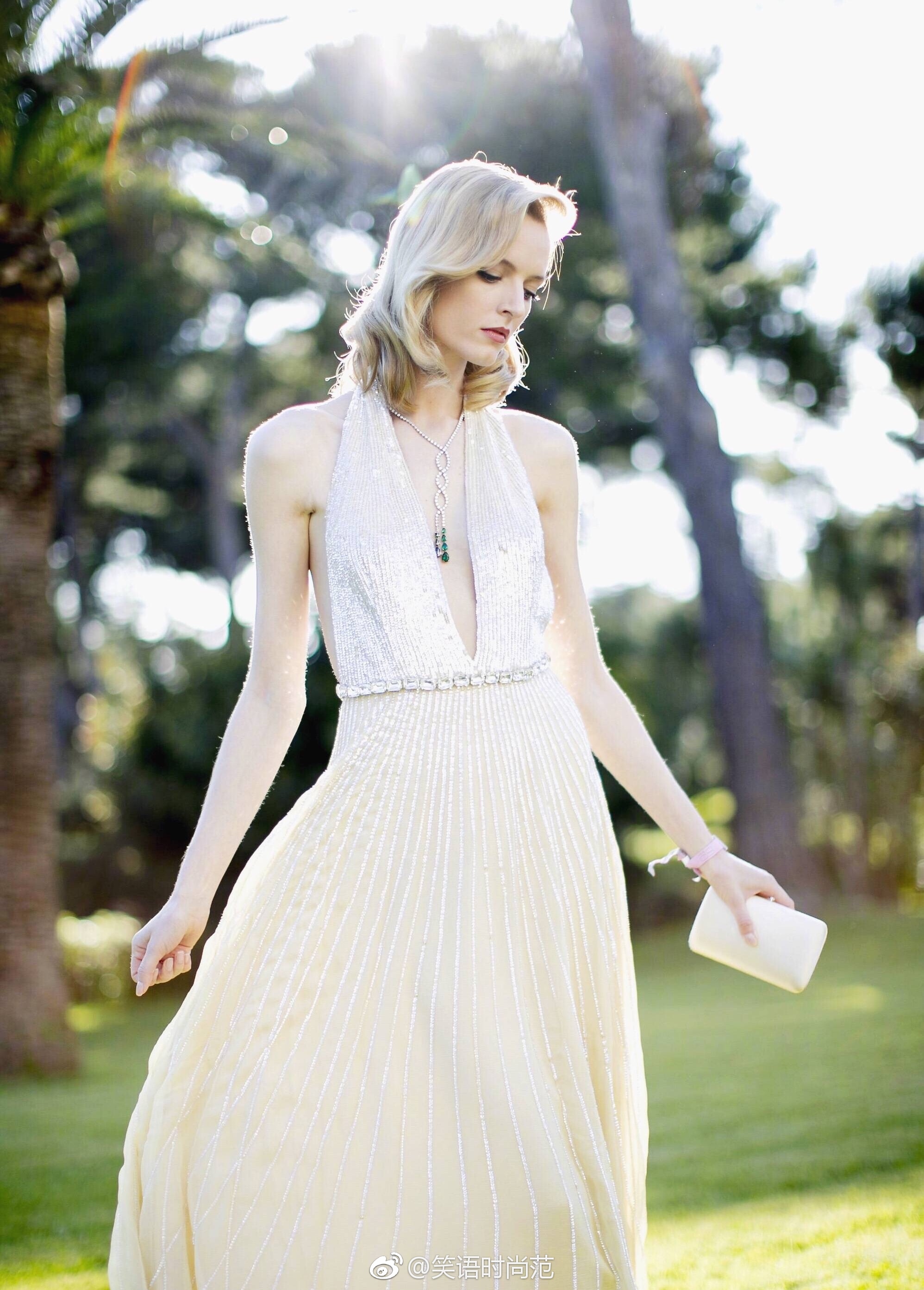 戛纳电影节期间,超模daria strokous亮相amfar慈善晚宴红毯