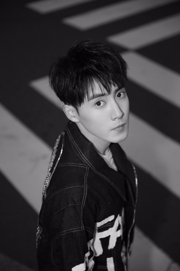 张睿最新街拍来袭!玩转黑白潮酷新风尚