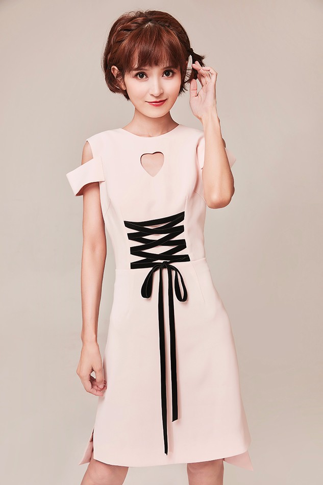 图中,肖茵以俏皮半编发搭配粉色不规则绑带连衣裙,甜美之中不乏干练