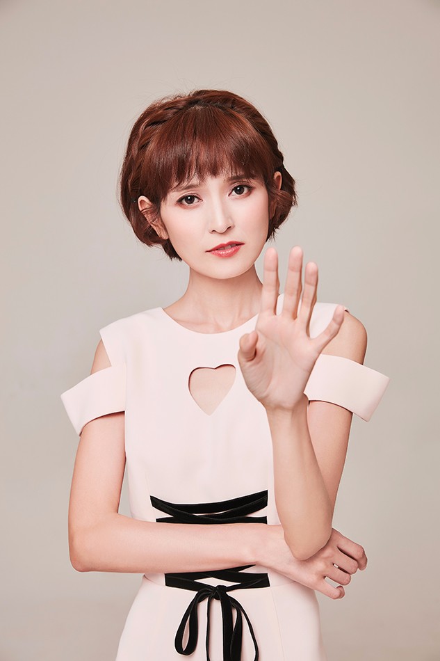 肖茵曝最新写真穿心形镂空裙甜美娇俏