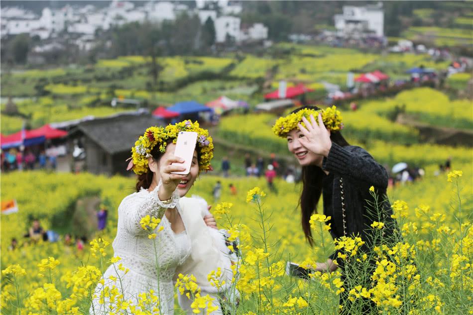 春天的婺源油菜花盛开引来各地游客三月来踏春