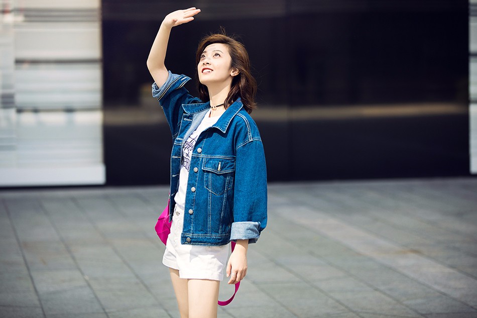 邵芸早春时尚街拍曝光笑容治愈灵气逼人