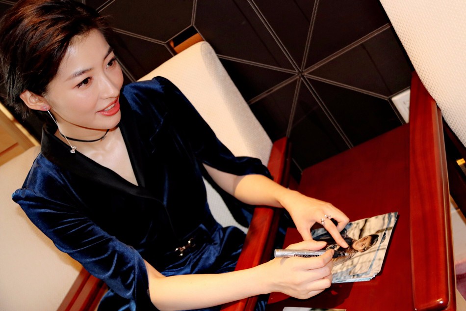 夏星蓝色套装帅气亮相《爱国者》 利落短发展英气