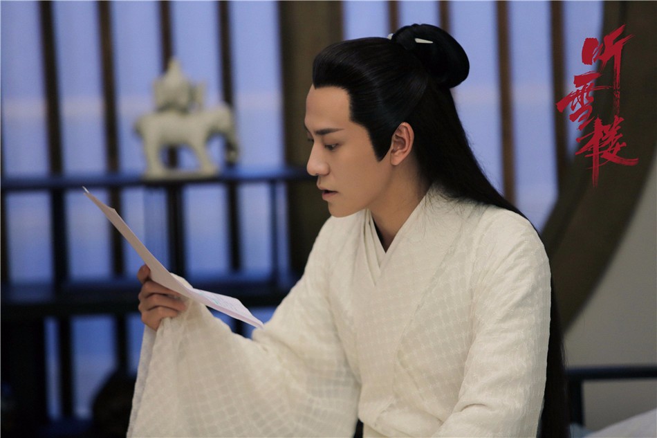 秦俊杰海草舞庆《听雪楼》杀青 萧楼主银裘加身"抗"酷暑