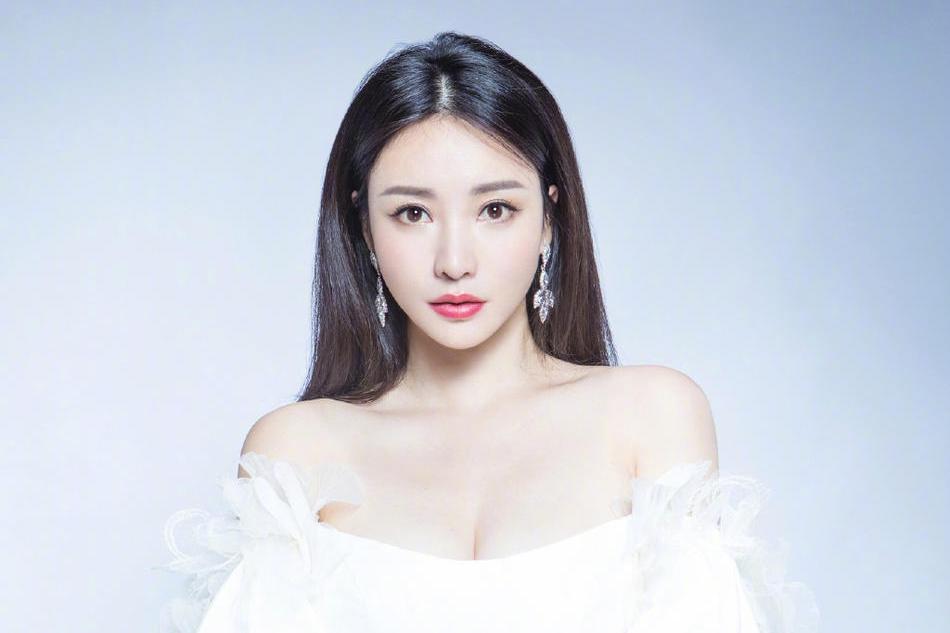 看00后女明星欧阳娜娜解锁新时尚,网友:年轻有颜!