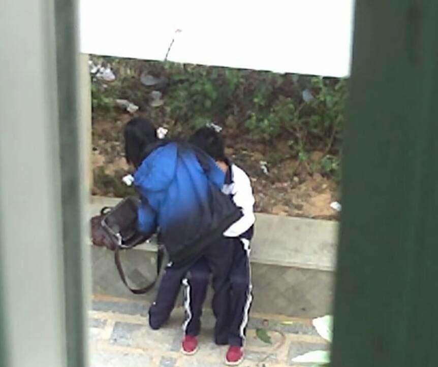 初中小情侣大清早在公园做这种事, 真是恬不知耻