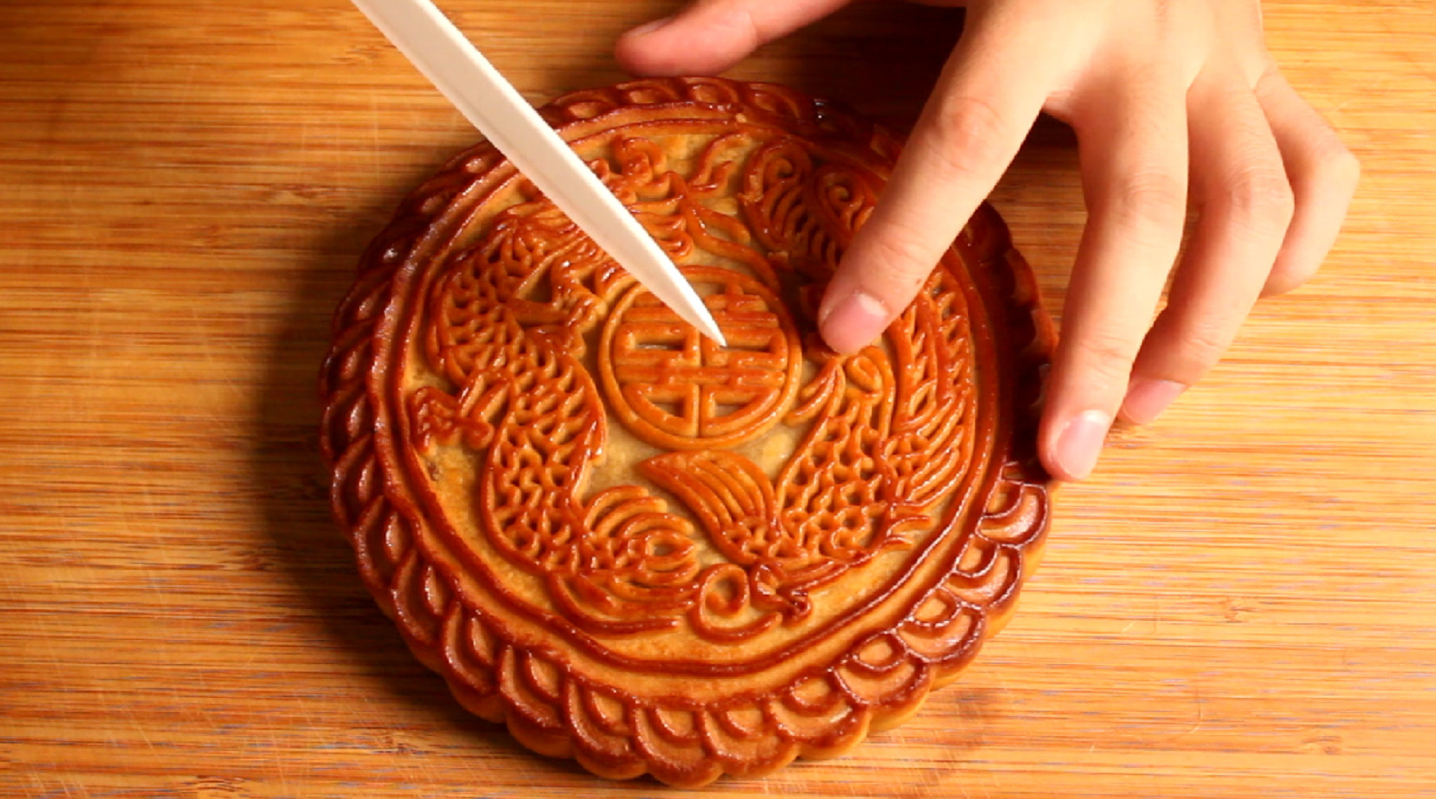 切一块比脸还要大的五仁月饼,过程倒放是啥样?