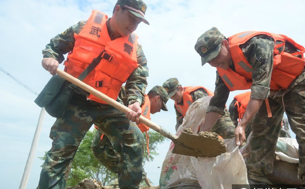 江西上饶,400多武警官兵全力守护鄱阳湖大堤,迎战台风