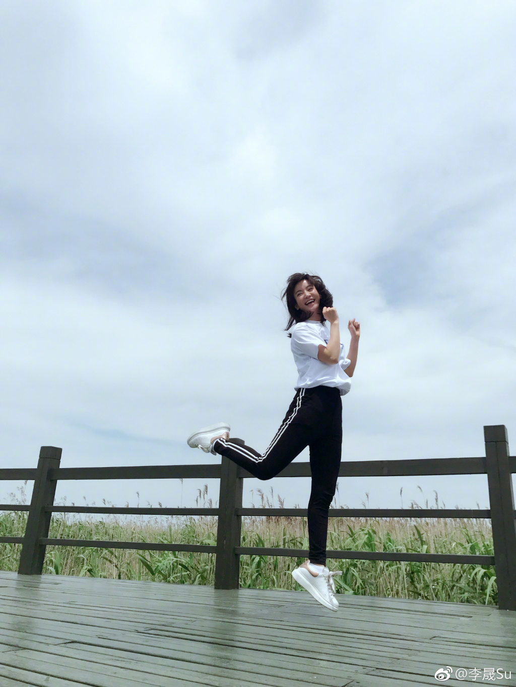 李晟美腻了!身穿黑色一字肩长裙为儿子庆生,网友:小燕子真会穿