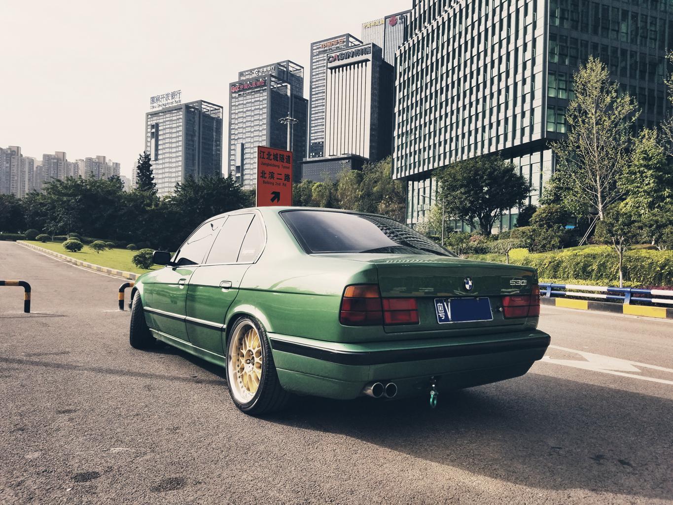 花几万块买辆25年的老宝马,翻新修复后回头率比法拉利还要高!