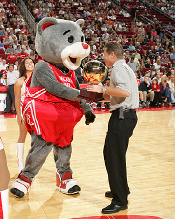 教练们以外,在2005年nba对吉祥物也设有mvp奖项,其中爵士的爵士熊已经