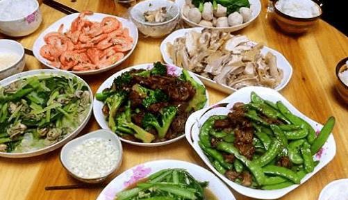 小姑子怀孕来家里一趟,我做饭忙活一下午,吃饭时不让我上桌