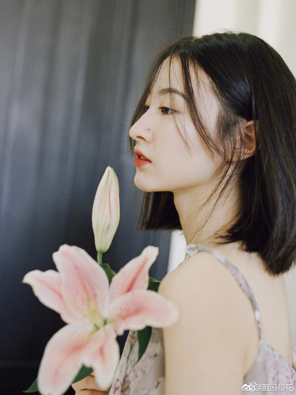 她叫赵欣冉,97年,就读于东华大学,身高166cm,天秤座