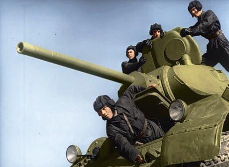 二战苏联红军上色彩照:长相迷人的医护兵 押送德军战俘的战士