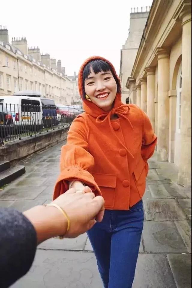 途中,她搭配的服装,衣帽 其实都是她自己设计,打版的 情书,西部彩虹