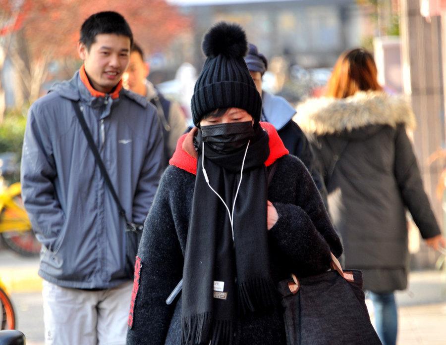 上海迎来最冷早晨接近零度 街头市民裹严实口罩帽子滑雪衫齐上阵
