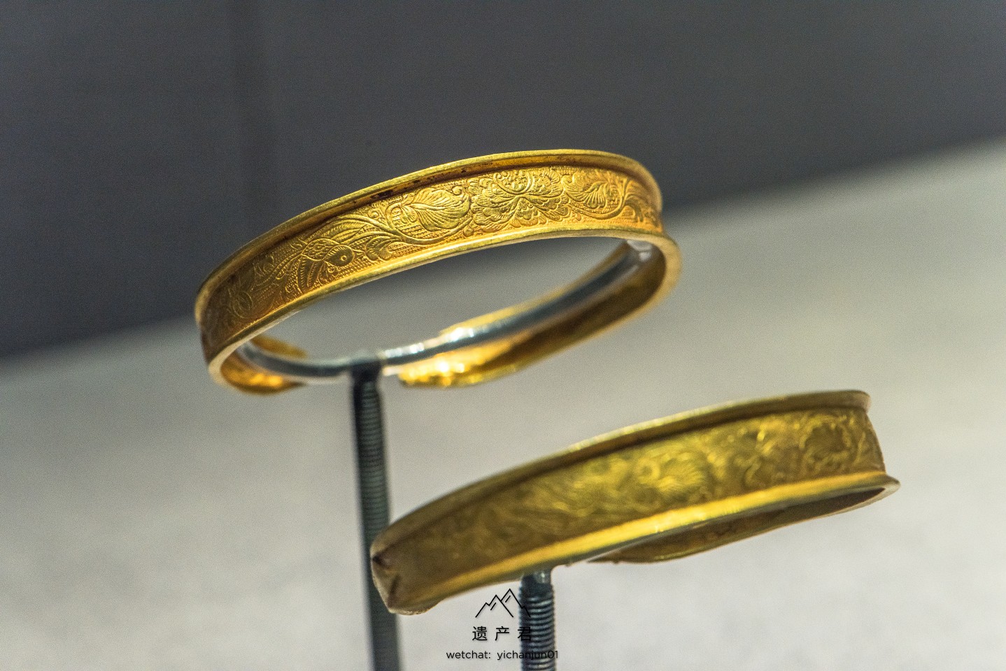 内蒙古博物院藏辽代龙首缠枝花纹金手镯