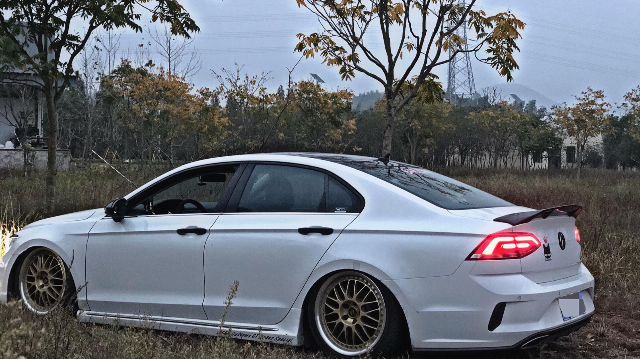 车身颇有运动轿跑的味道,今天给大家介绍一辆浙江的大众凌渡改装案例