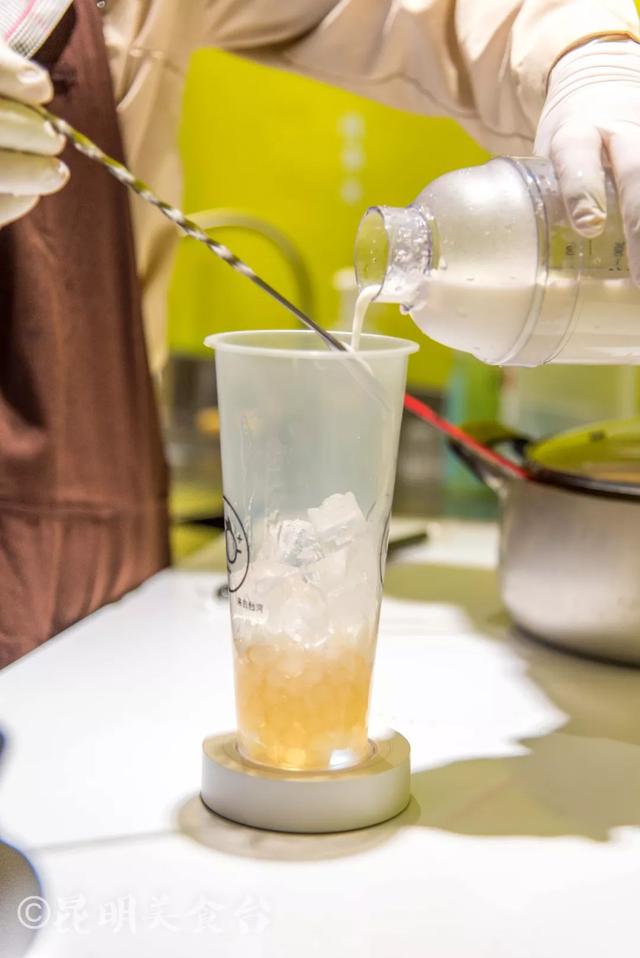 昆明女生连喝了10杯的神秘奶茶,传说中的排队一小时销魂5分钟