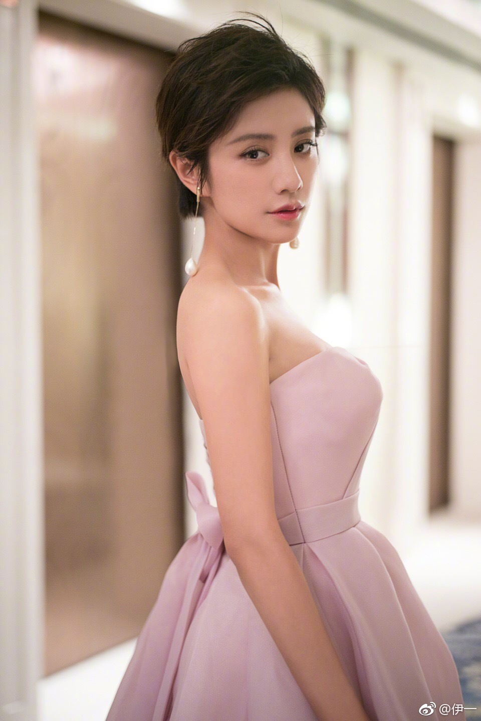 伊一真大胆这样的颜色都敢穿上身