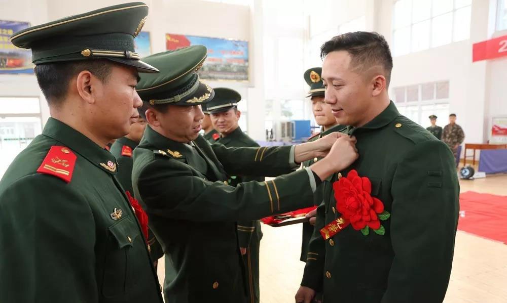 最后一个军礼!武警退伍老兵脱下军装 依依不舍告别队旗