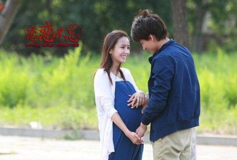 1,赵丽颖在《一路惊喜》中就有怀孕升级做母亲的照片,怀孕的时候缕亮