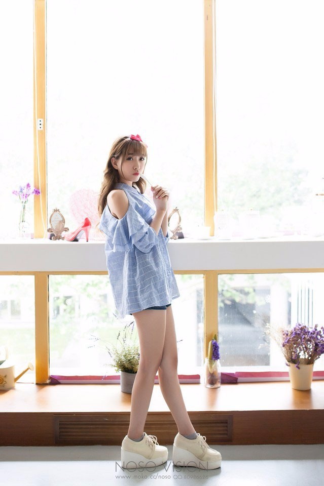 美女美图:可爱长腿学妹调皮自拍