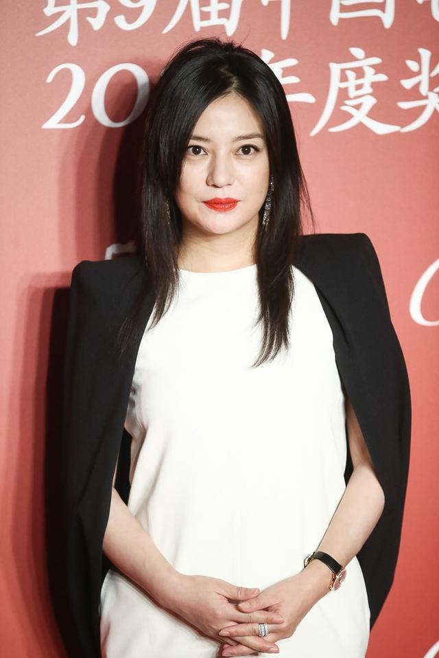 42岁的赵薇出席活动,身材微胖气场全开,霸气总裁范儿炸裂!