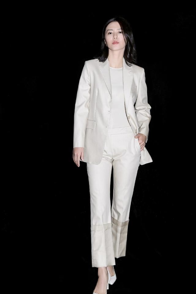 谭维维一身拼接西装宛如"黑白双煞",而且夸张的耳环比脸还大