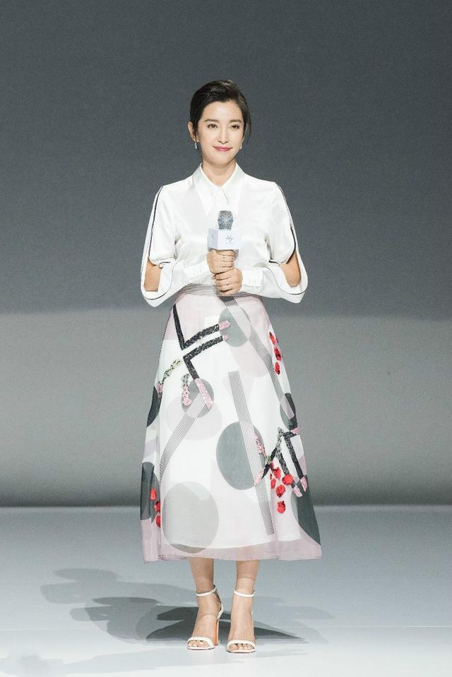 45岁的李冰冰,看起来也就25岁的样子,整个人都散发出迷人魅力