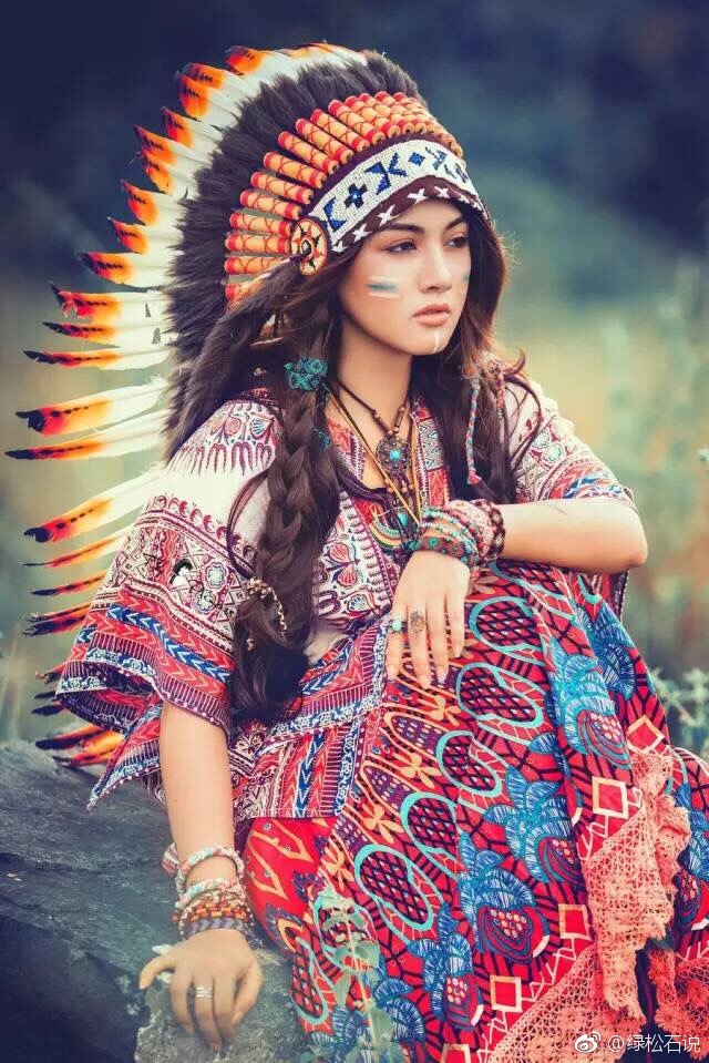 头饰鹰羽冠是印第安人服饰的一大特色