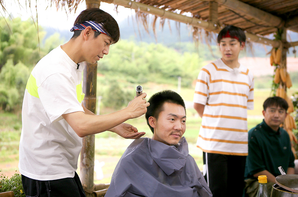 "网红导演"严敏做客《向往的生活》,黄磊黄渤携手开始"反击"