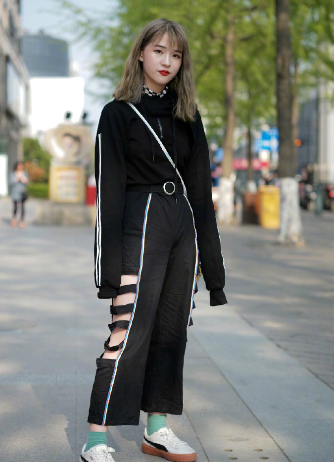街拍杭州女孩穿着时尚有文艺感知性优雅