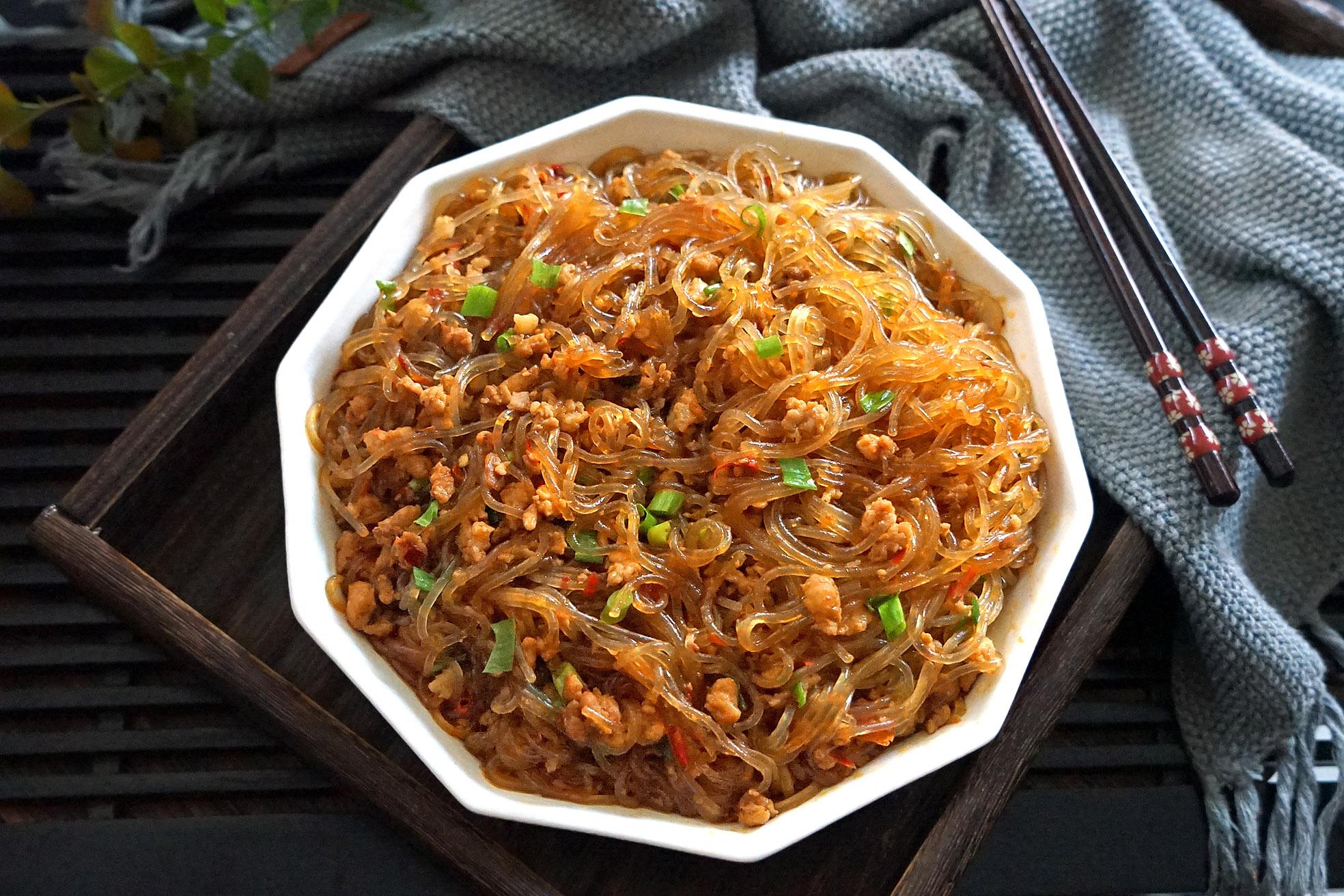 教你粉条这样吃,加点肉末和豆瓣酱炒一炒,味道出奇的棒!