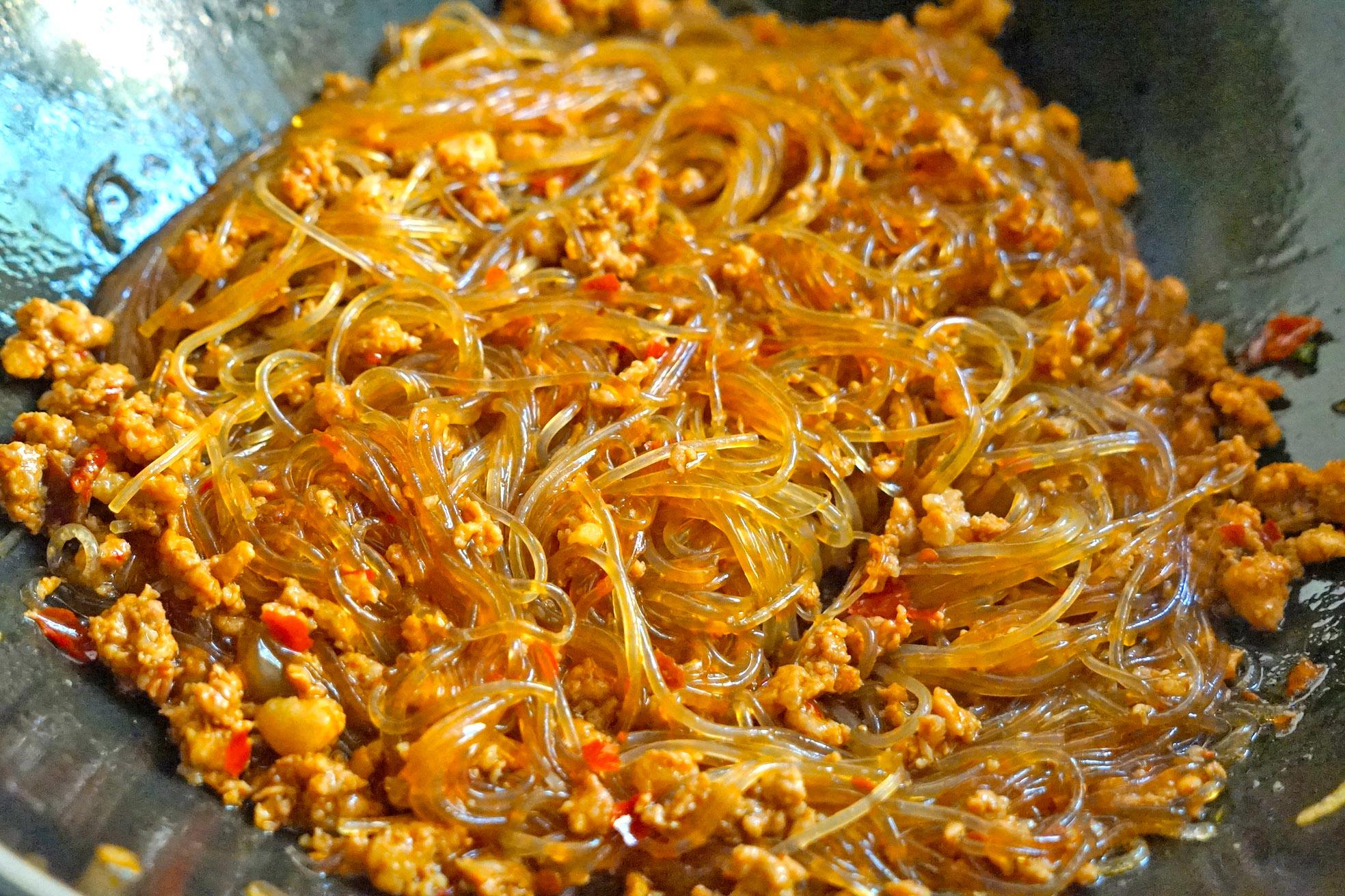 教你粉条这样吃,加点肉末和豆瓣酱炒一炒,味道出奇的棒!