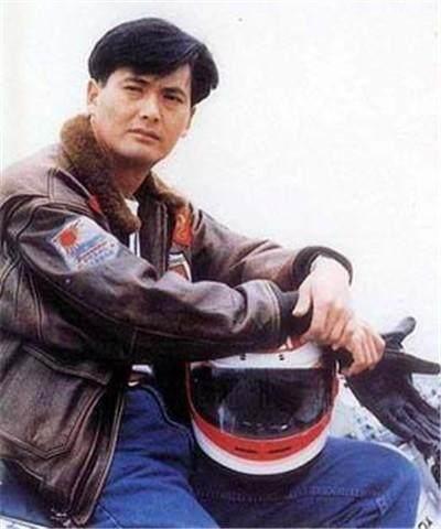 明星年轻时的照片公开,一位还牵着女孩,网友:看着稚嫩可真的帅